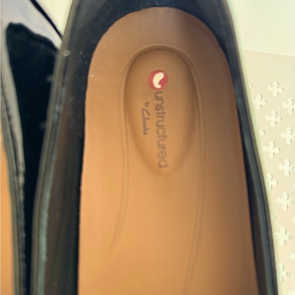 Unstructured Clarks Women Patent Leather Black Loafers Slip On Size 8.5 Flats - Picture 8 of 9